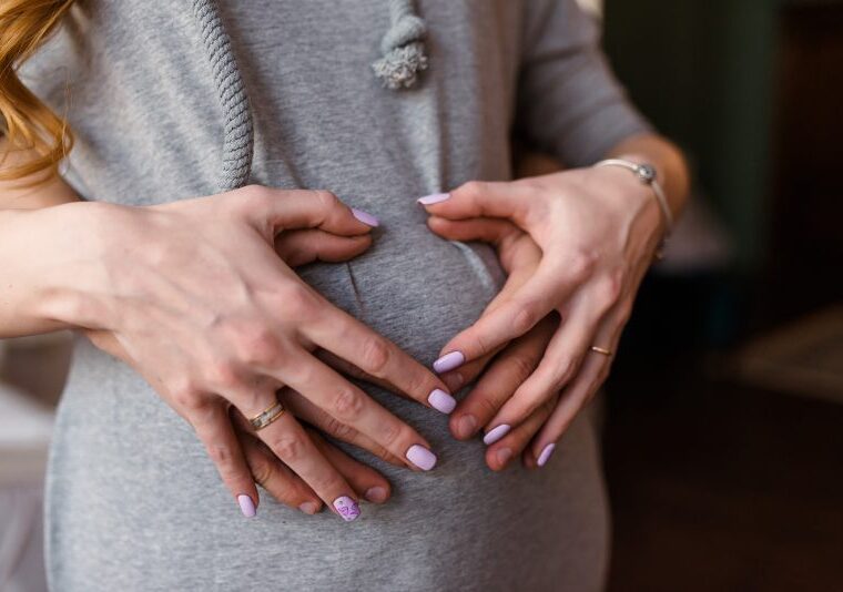 Manicure hybrydowy a ciąża: czy jest bezpieczny dla przyszłych mam?