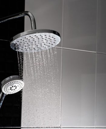 Porównanie deszczownicy i klasycznego prysznica w nowoczesnym zestawie do kąpieli