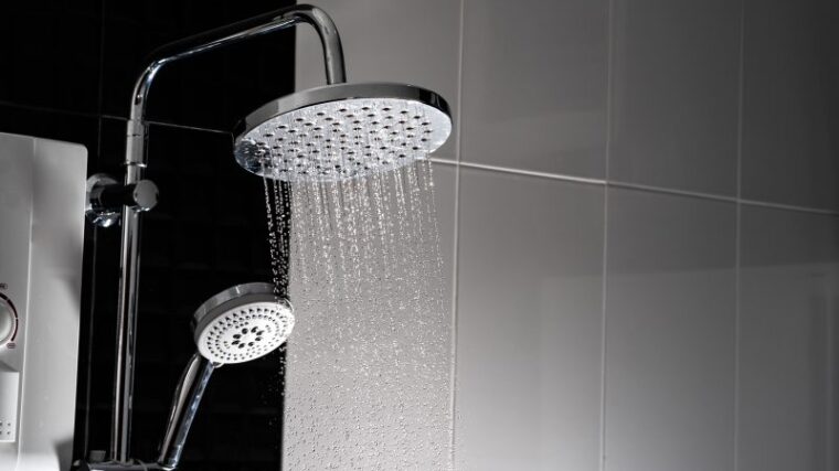 Porównanie deszczownicy i klasycznego prysznica w nowoczesnym zestawie do kąpieli