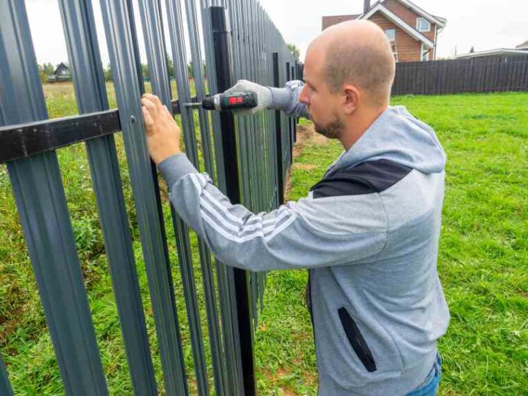 Jak zrobić ogrodzenie działki tanio - sprawdzone sposoby, jak zrobić najtańsze ogrodzenie?